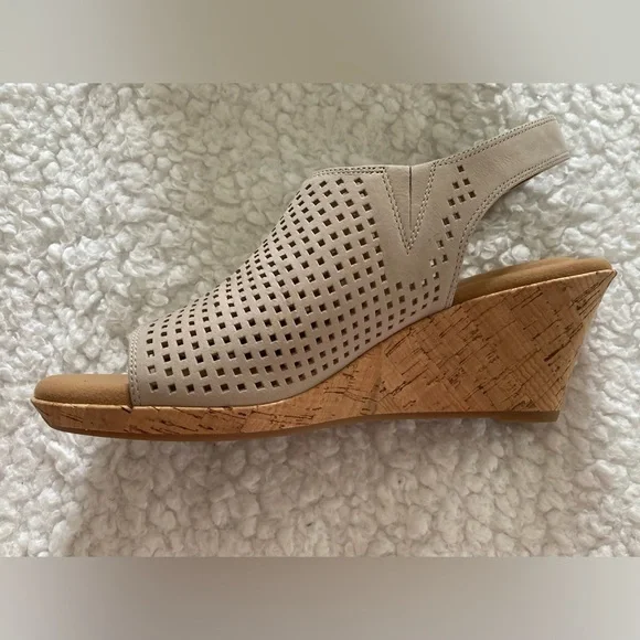 NWT Rockport Women's Briah perforated sling back wedge taupe sandal, size 8M - Picture 5 of 12